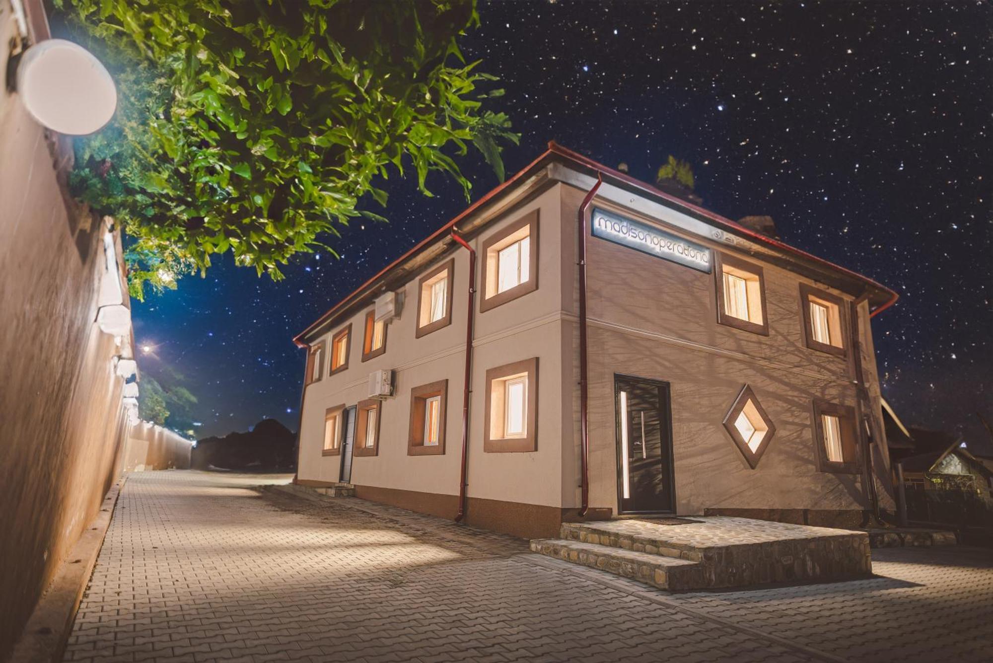 Madison Lake Villa Балотешти Экстерьер фото