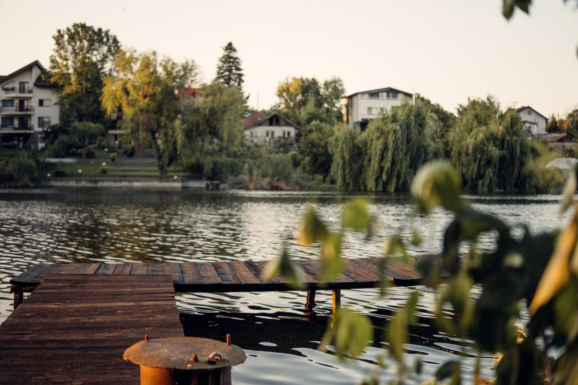Madison Lake Villa Балотешти Экстерьер фото