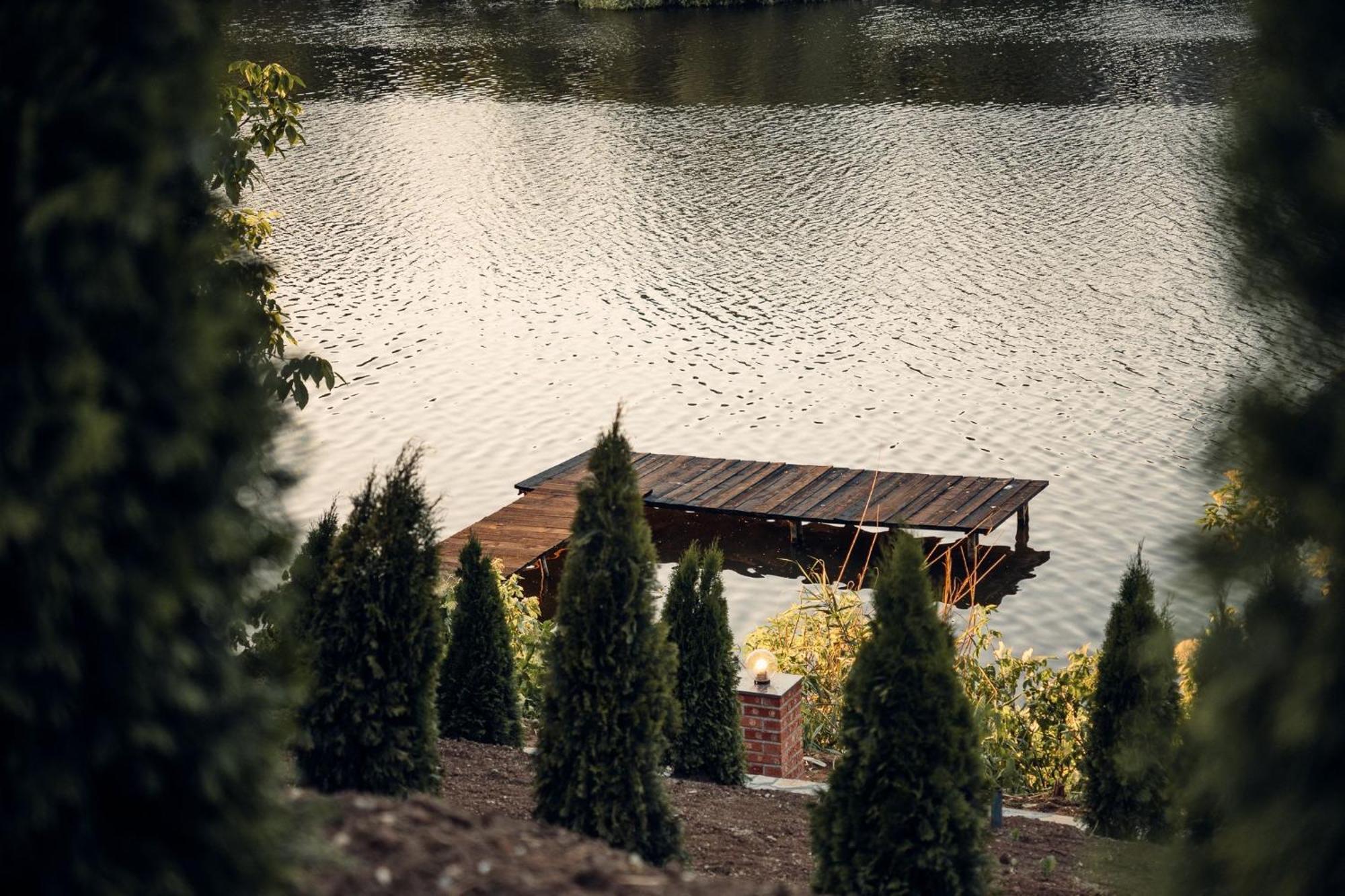 Madison Lake Villa Балотешти Экстерьер фото