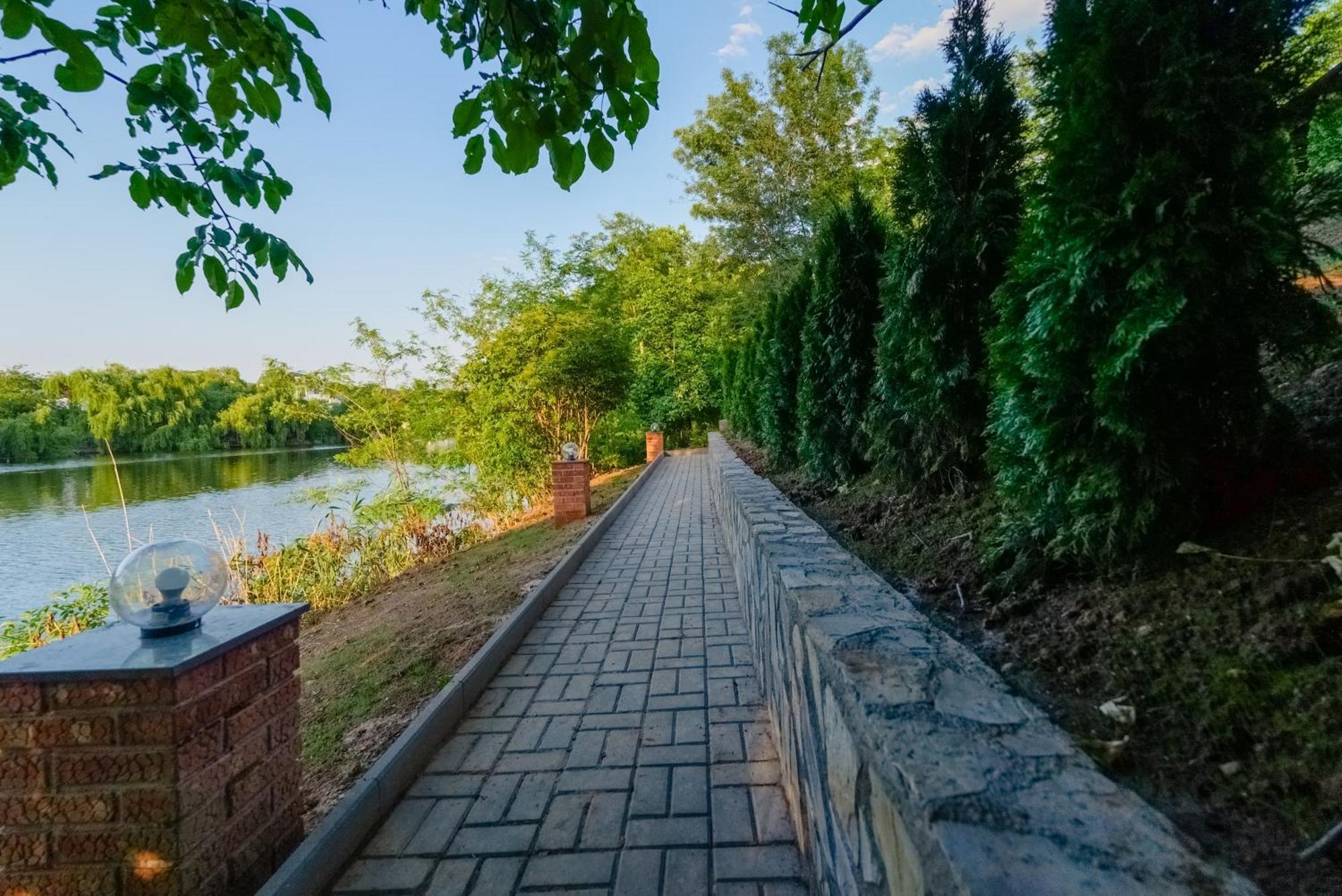 Madison Lake Villa Балотешти Экстерьер фото
