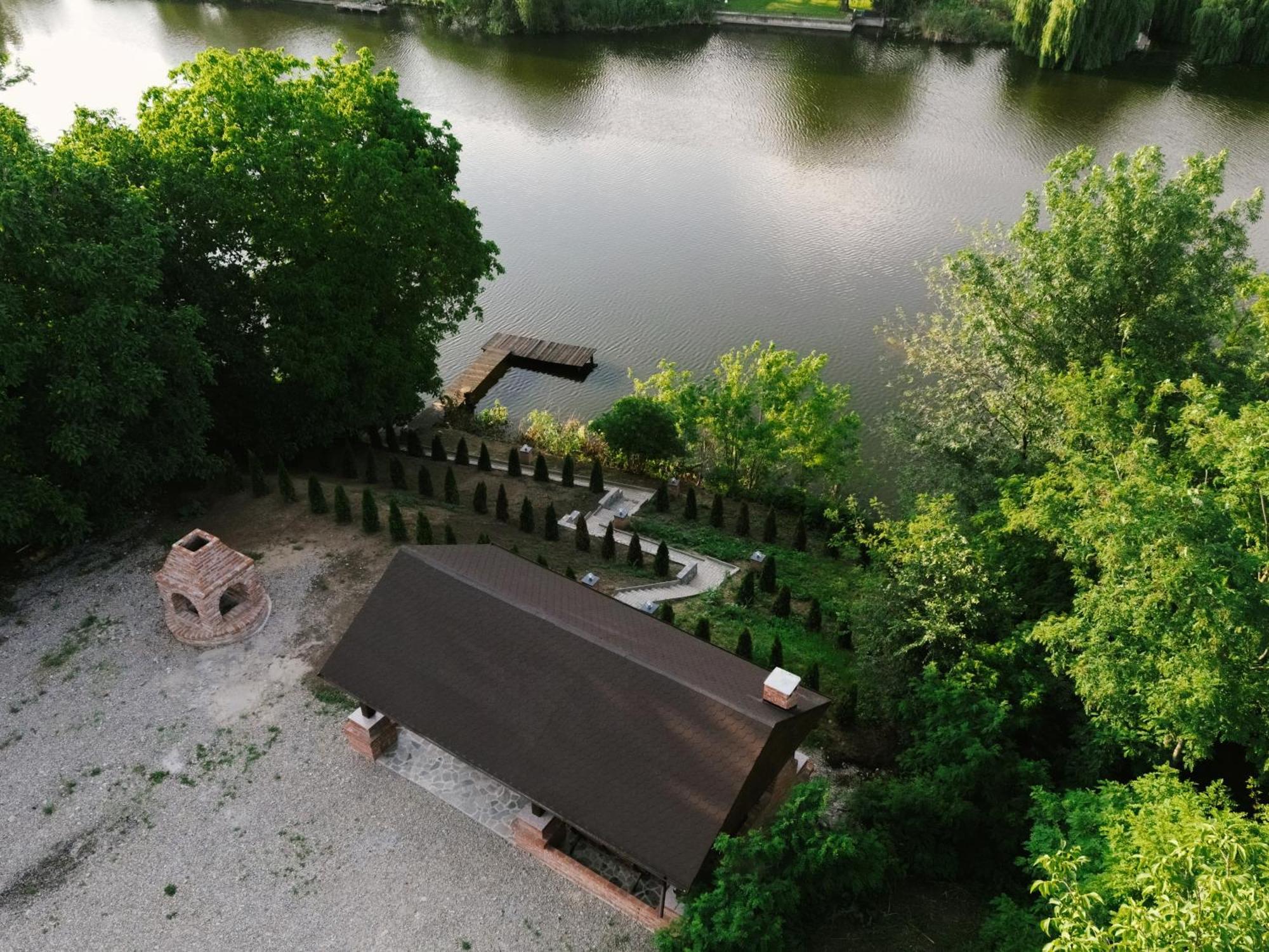 Madison Lake Villa Балотешти Экстерьер фото