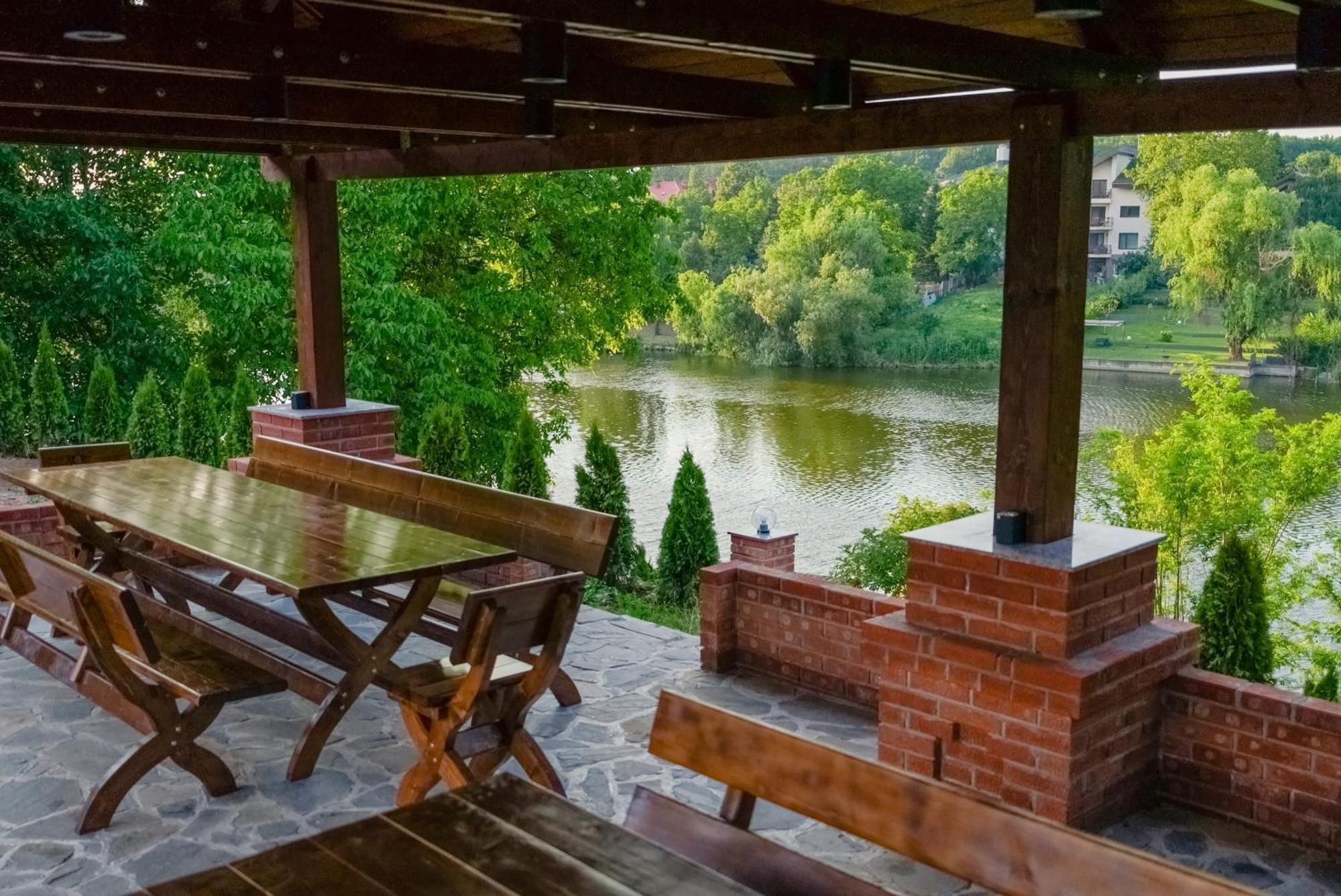 Madison Lake Villa Балотешти Экстерьер фото