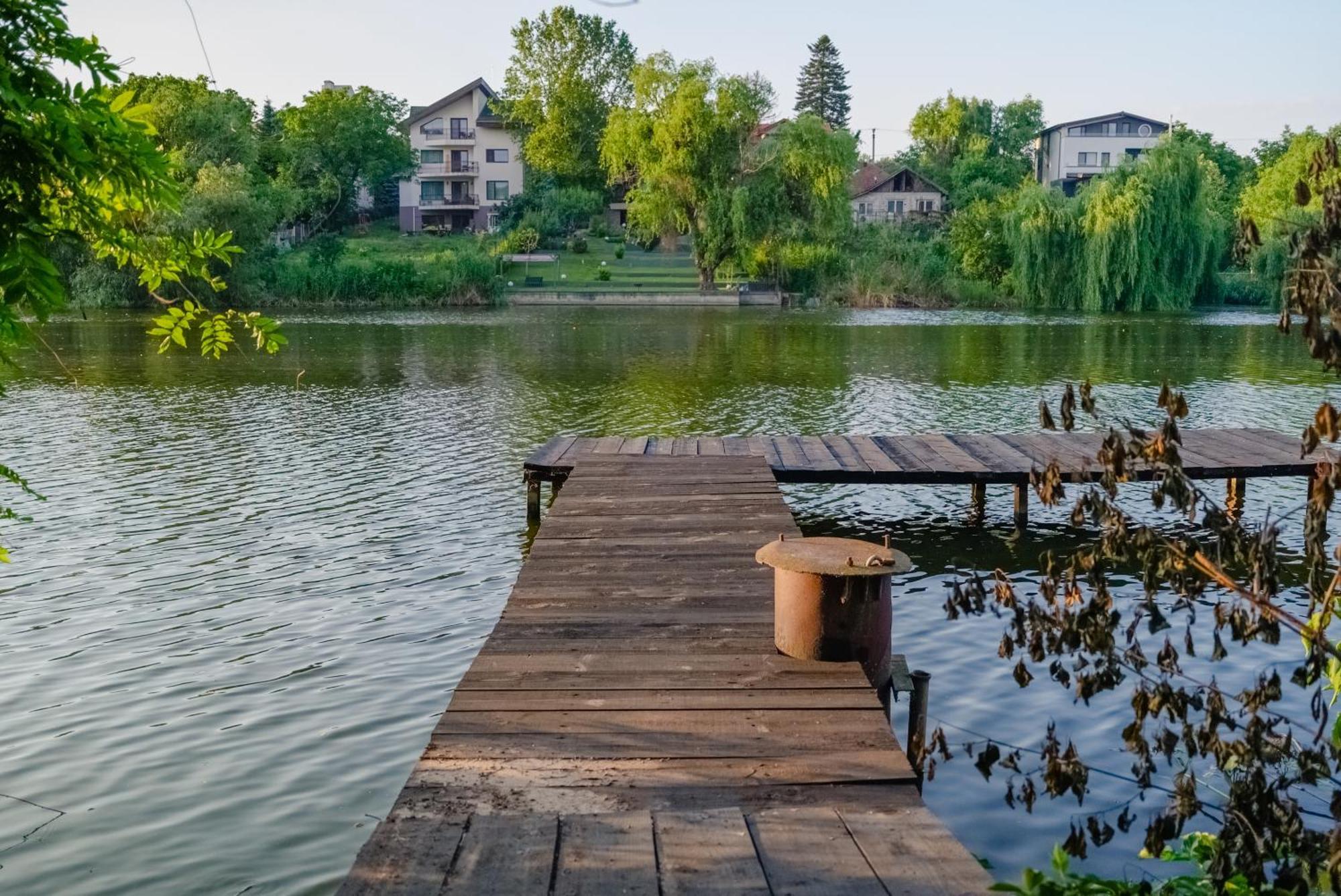 Madison Lake Villa Балотешти Экстерьер фото