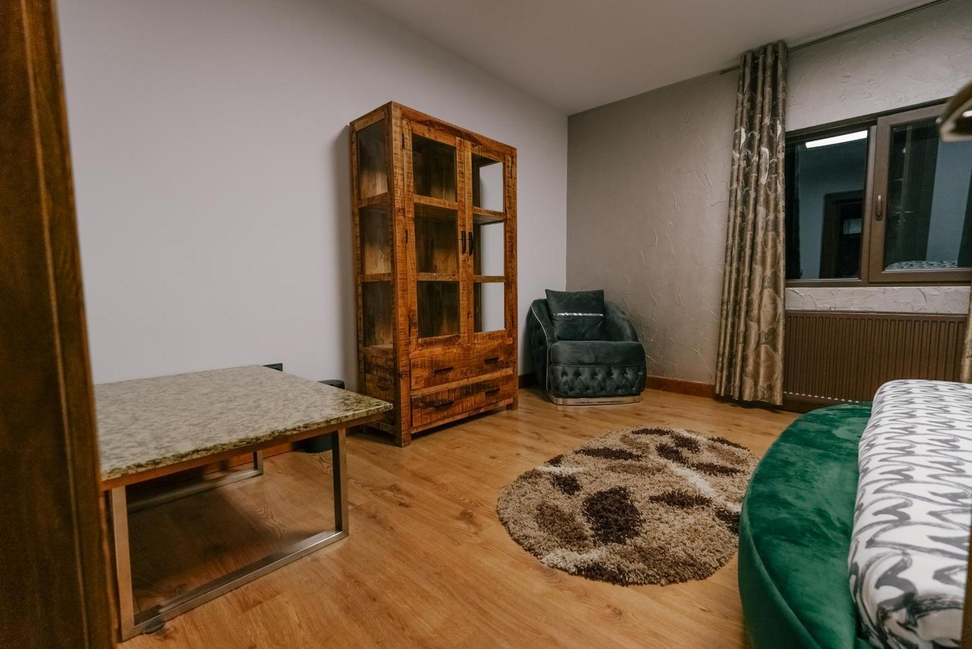 Madison Lake Villa Балотешти Экстерьер фото